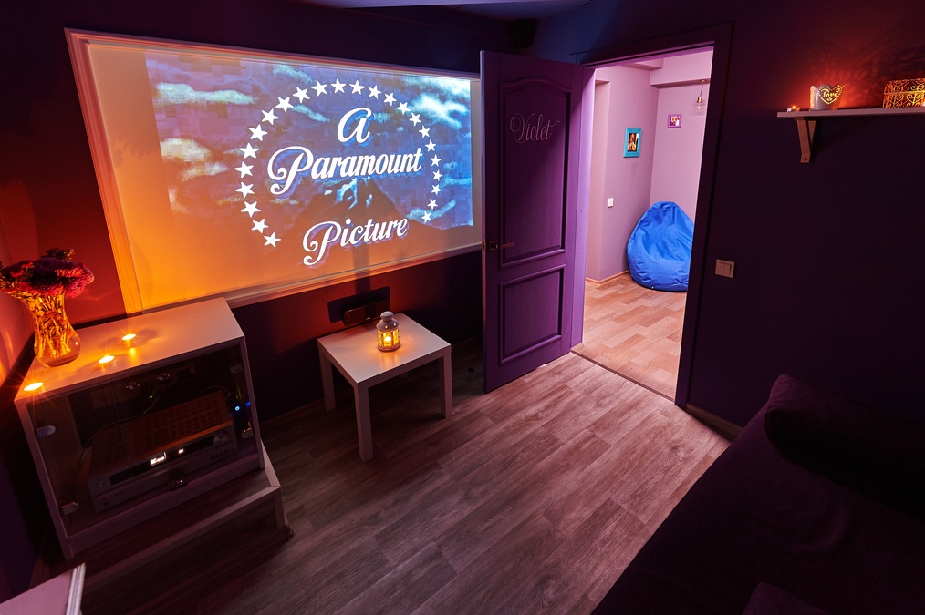 Зал "Violet" в антікінотеатре на Андріївському