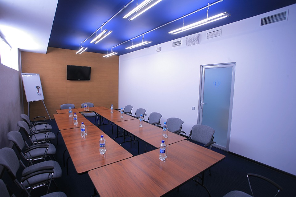 Переговорная комната для деловых встреч 
