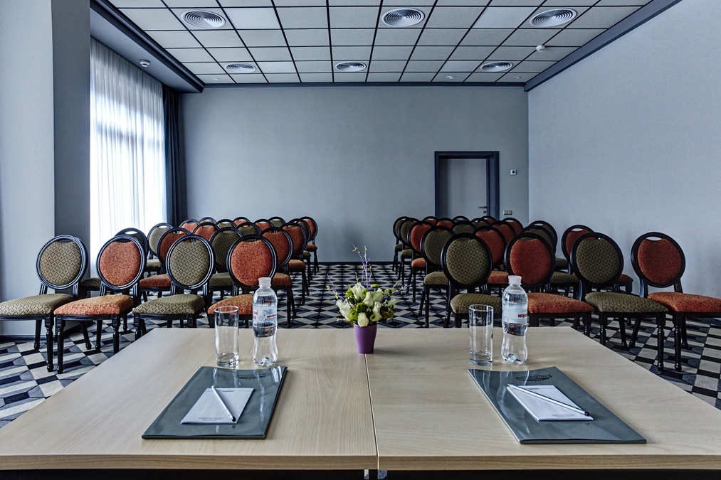 Многофункциональный зал для деловых мероприятий 