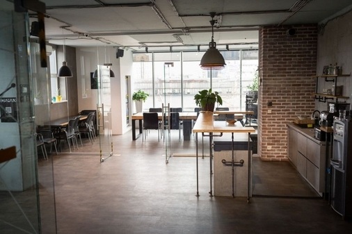 Лофтовый конференц-зал с кухней