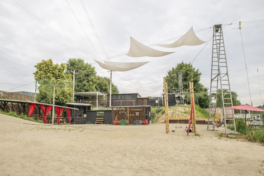 Летняя локация с пляжем и вейк-парком