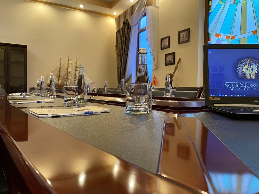 Конференц-зал на Дніпрі від готелю "Faraon"