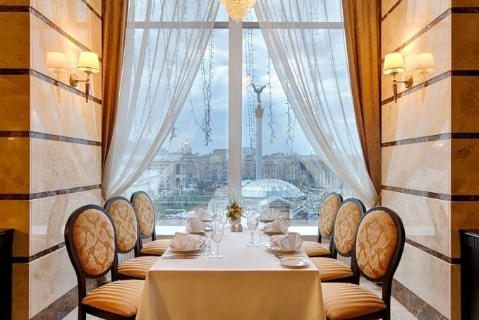 Панорамний ресторан в готелі в центрі Києва 