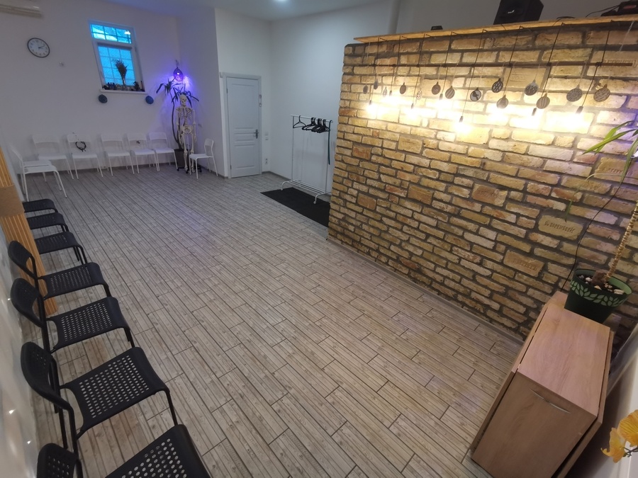 Невеликий зал для тренінгів та семінарів