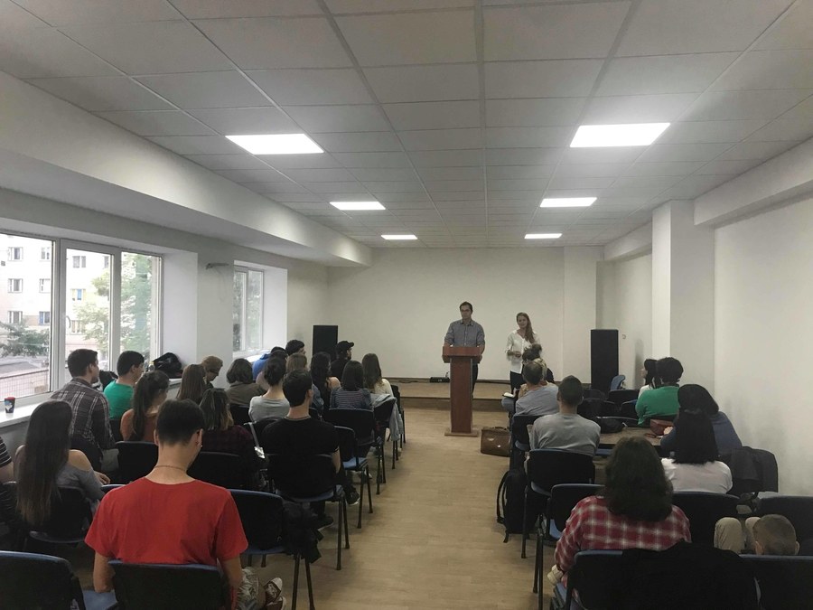 Зал с мини-сценой для обучающих мероприятий 