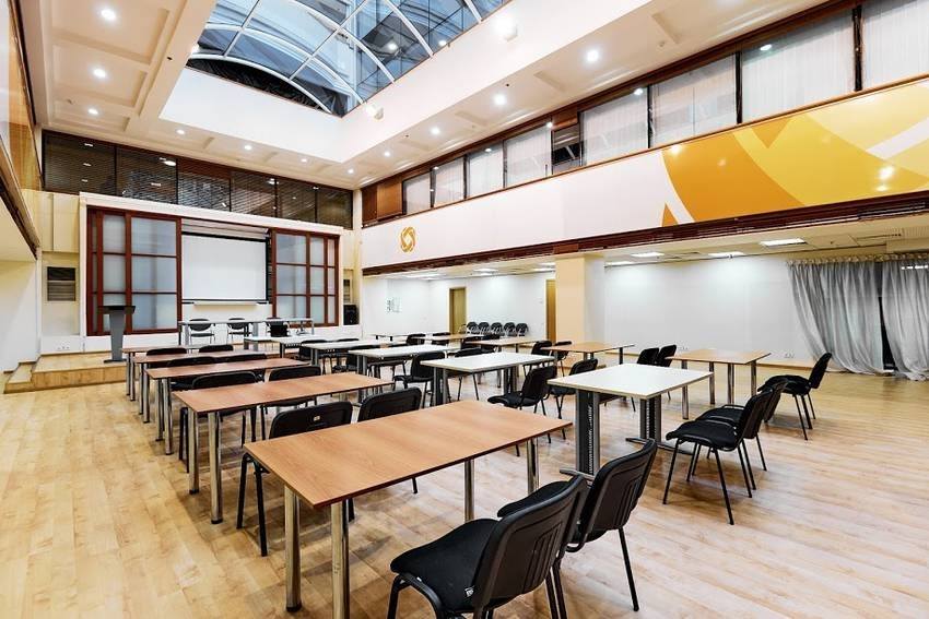 Просторный конференц-зал с универсальной рассадкой