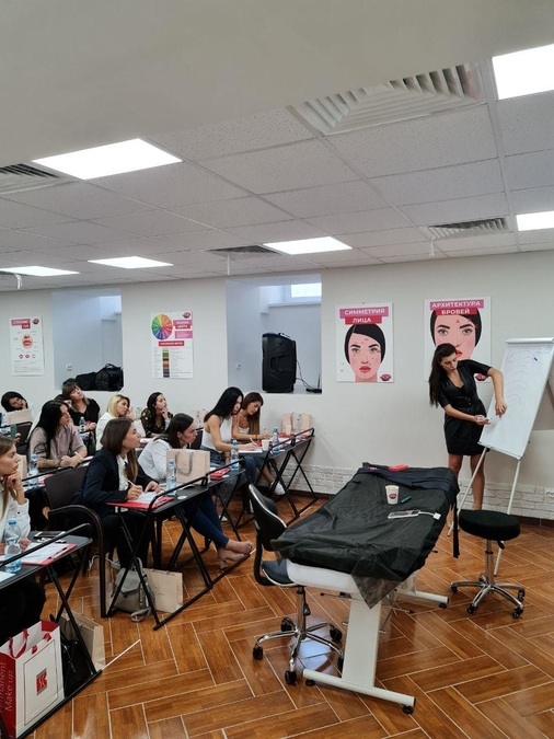 Оборудованный зал в бьюти коворкинге