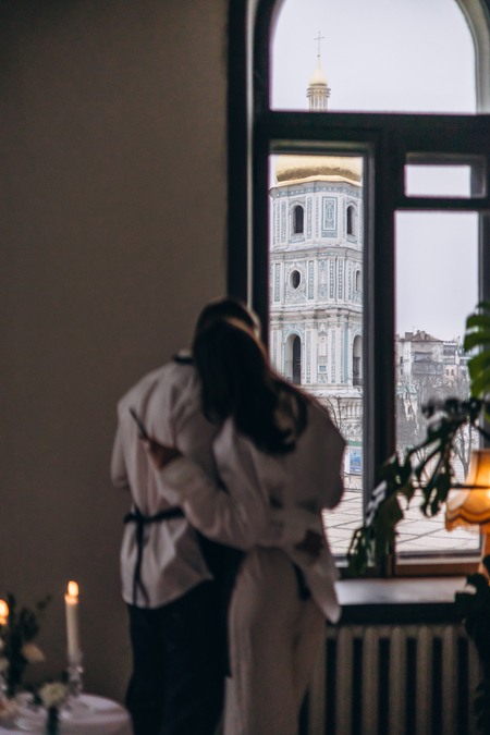 Простір історичного будинку з видом на Софію 