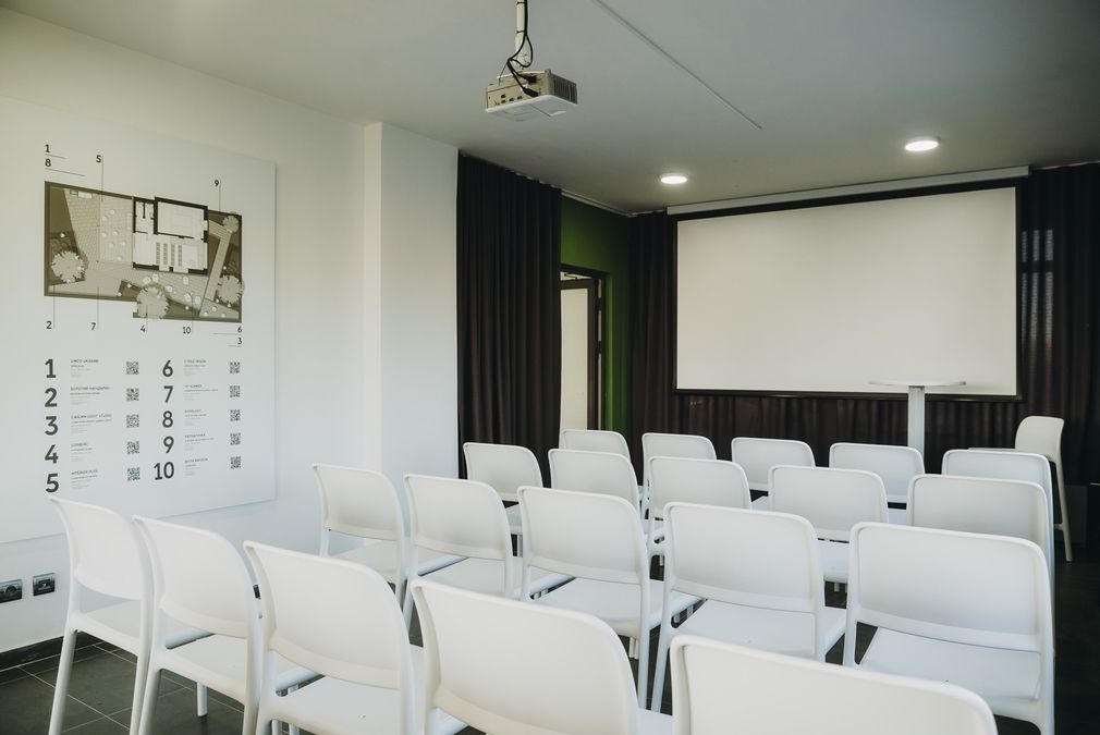 Зал с выходом на панорамную крышу RoofTop Hub