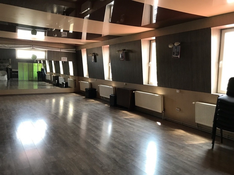 Просторный зал для групповых занятий