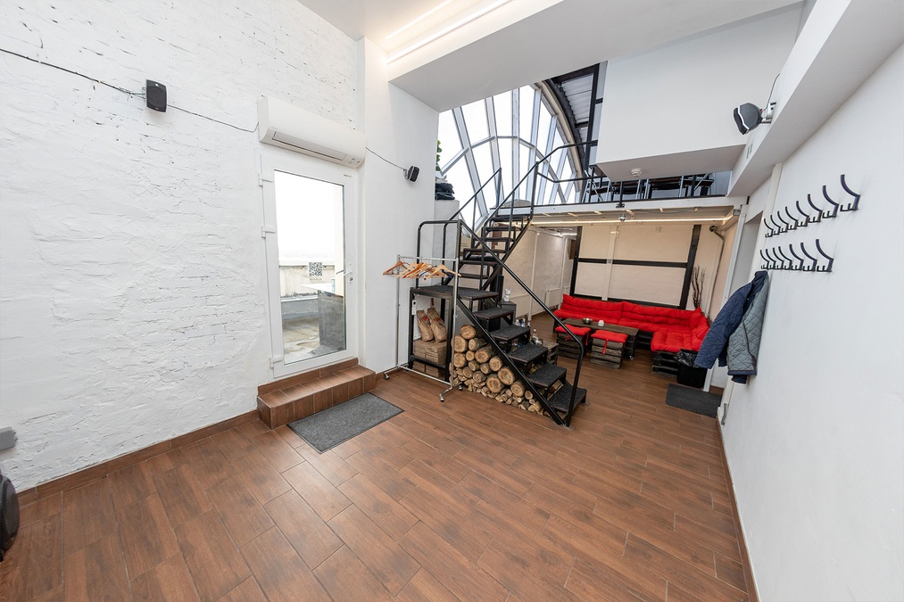 Двоярусний простір з терасою та краєвидом