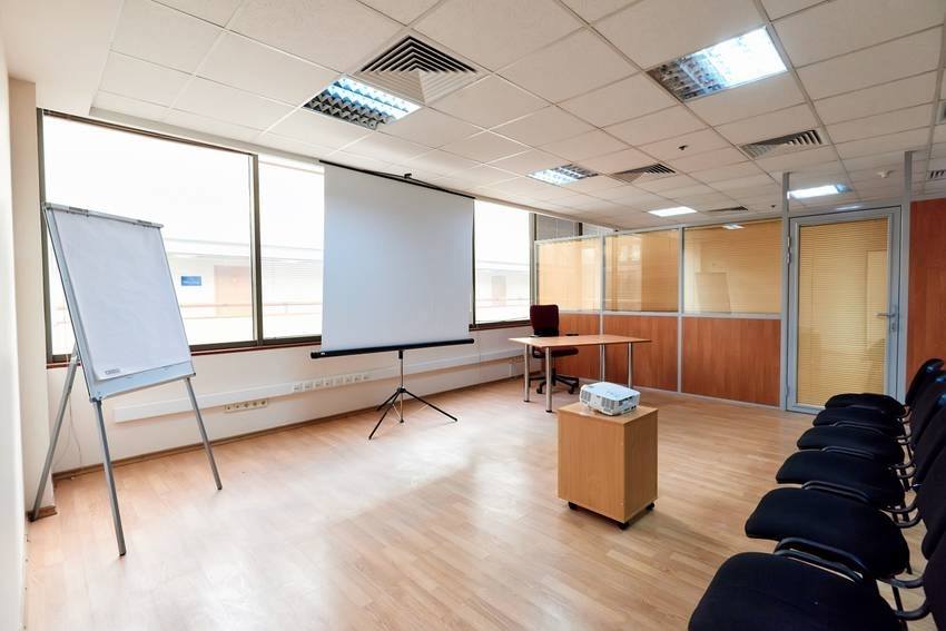 Конференц-зал в светлых тонах на Театральной