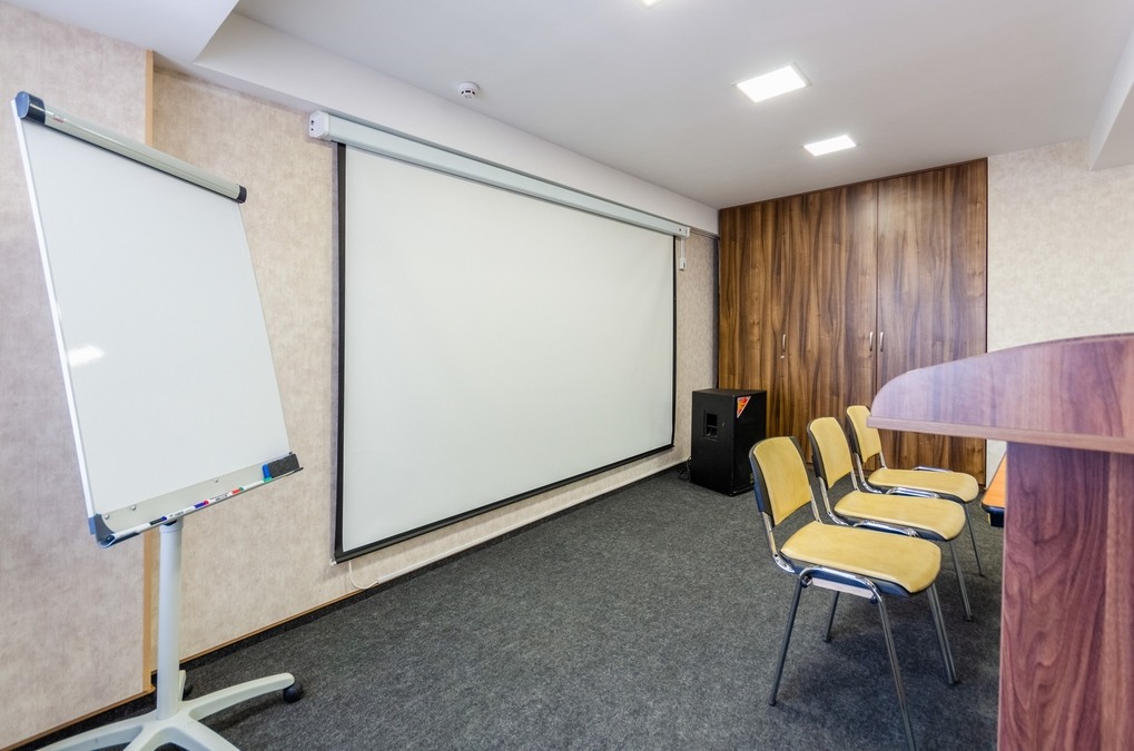 Уютный зал на Левом берегу в отеле Турист