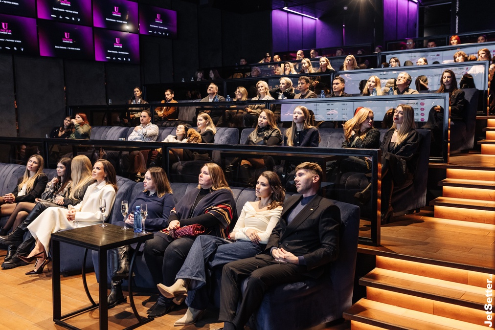 Rest Hall — амфітеатр зі сценою у Parkovy