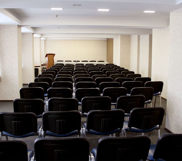 Светлый конференц-зал с видом на Правый берег 