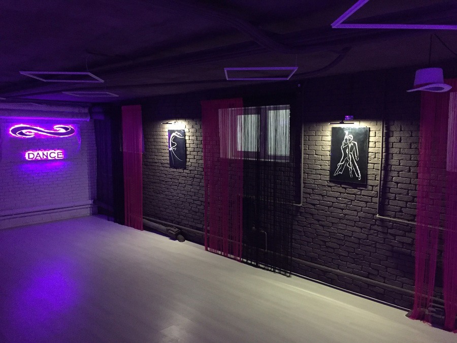 Фиолетовый лофт в танцевальной студии 