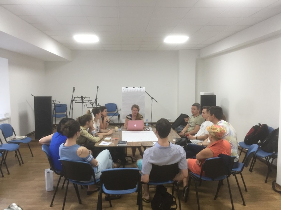 Зал с мини-сценой для обучающих мероприятий 