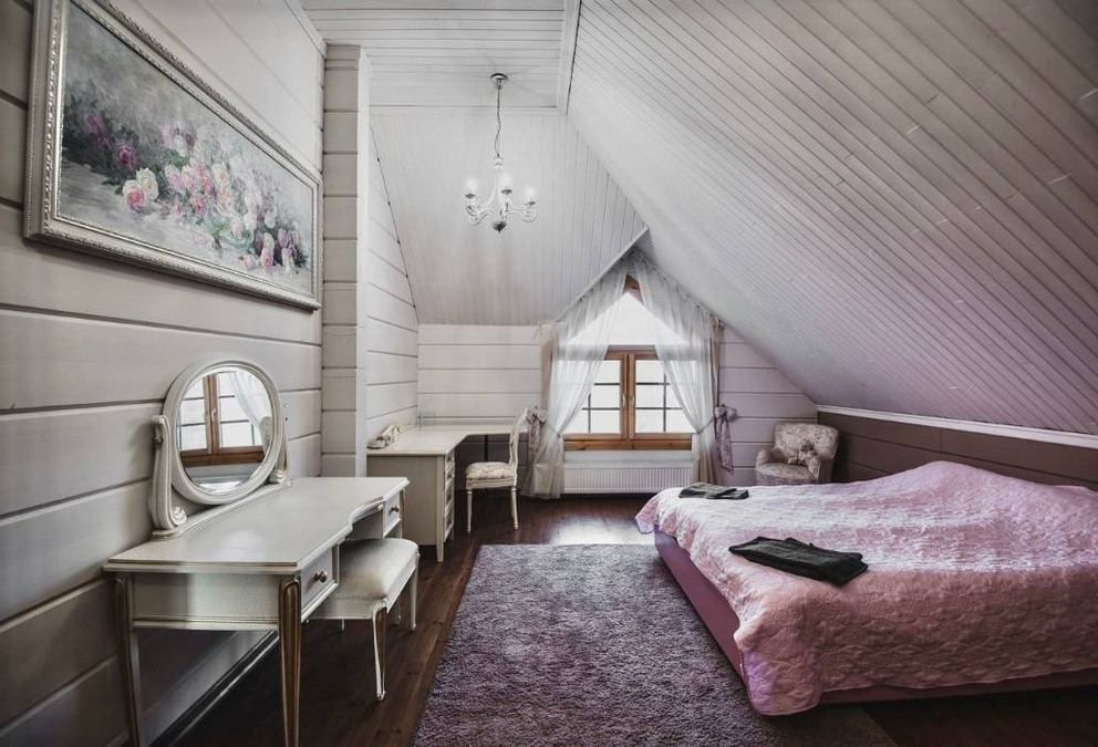 Великий будинок на озері