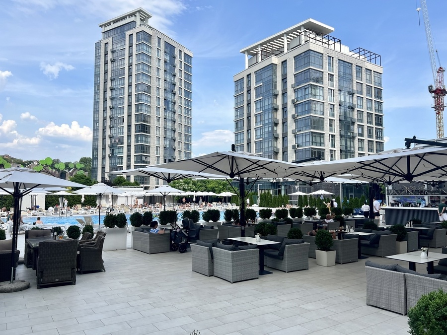 Преміум локація з рестораном та басейном