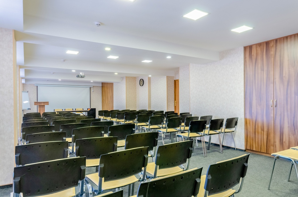 Уютный зал на Левом берегу в отеле Турист