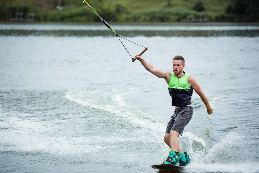 Летняя локация с пляжем и вейк-парком