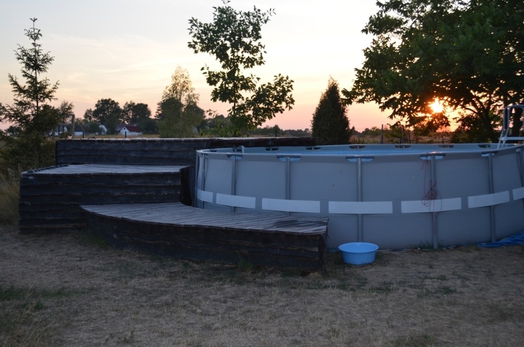 Загородный дом с бассейном 