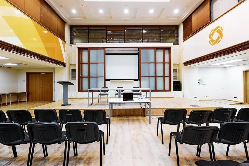 Просторный конференц-зал с универсальной рассадкой