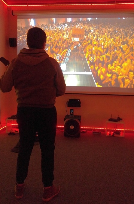 Видеозал в АнтиКафе "Олень и чай"