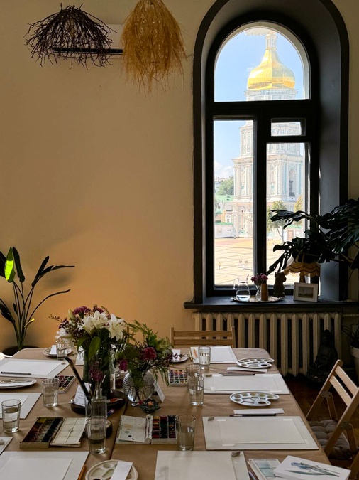 Простір історичного будинку з видом на Софію 