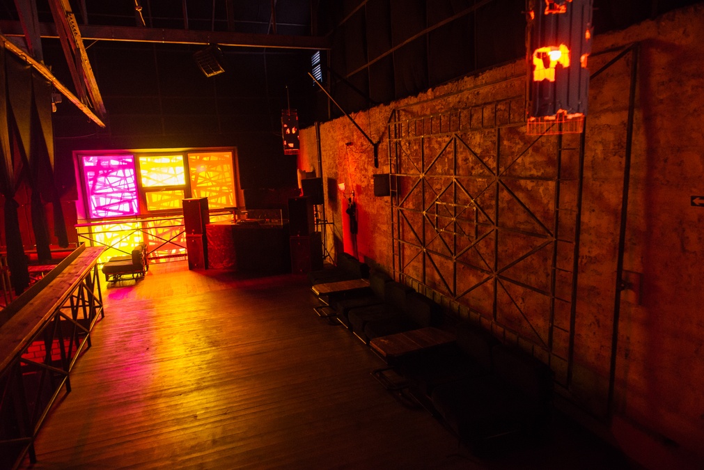 Двухуровневая площадка для ивентов 