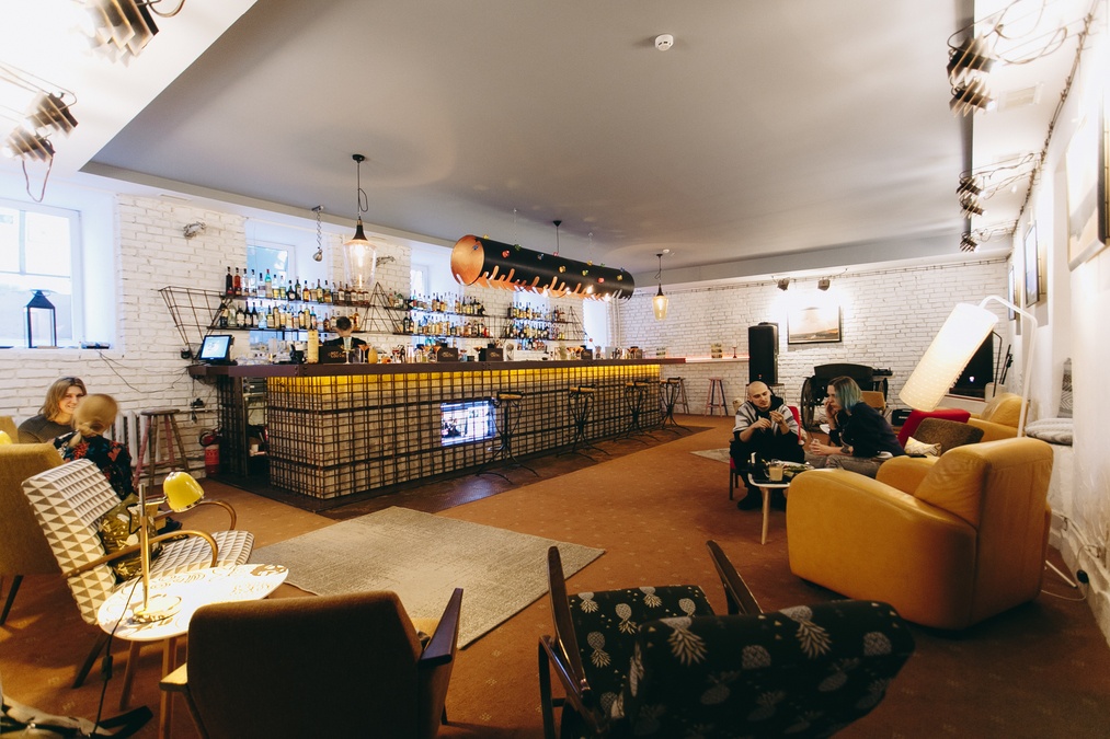 Стильний лофт It's NOT the LOUVR gallery bar