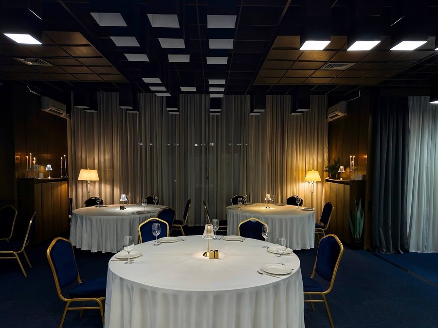 Кортез Хол - івент простір біля НСК Олімпійський