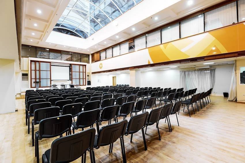 Просторный конференц-зал с универсальной рассадкой