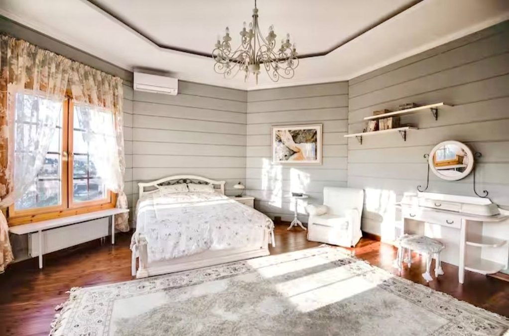 Великий будинок на озері