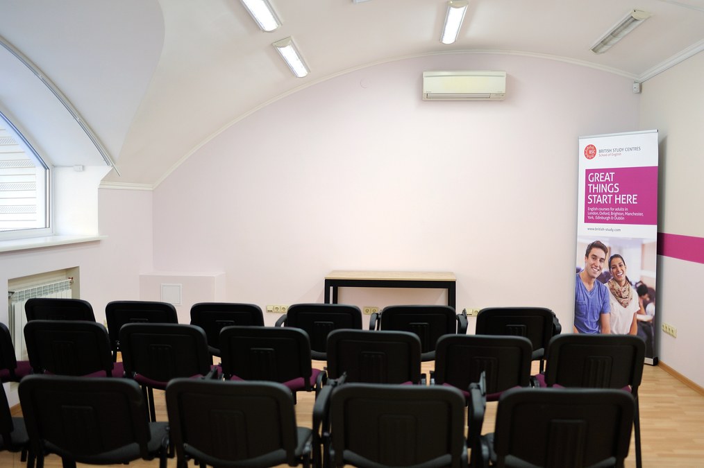 Светлый зал в новом бизнес-центре 