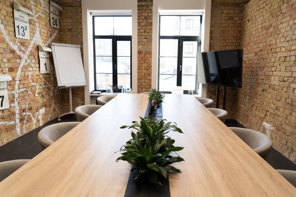 Переговорна кімната біля м. Золоті Ворота