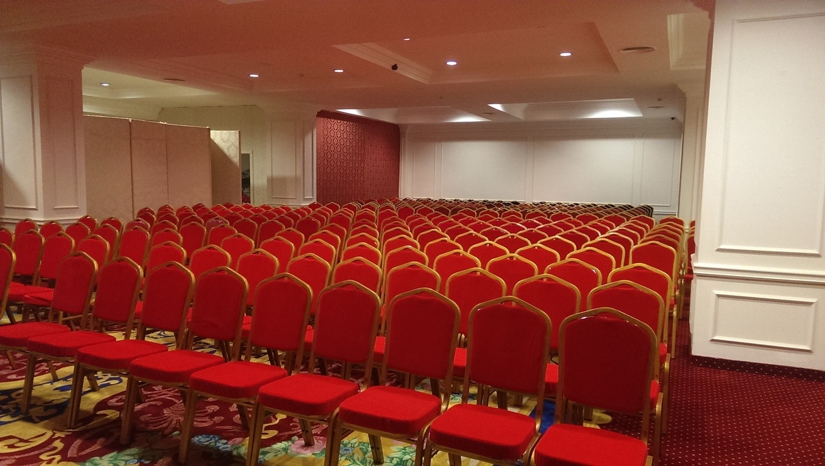 Изысканный зал гостиничного комплекса 