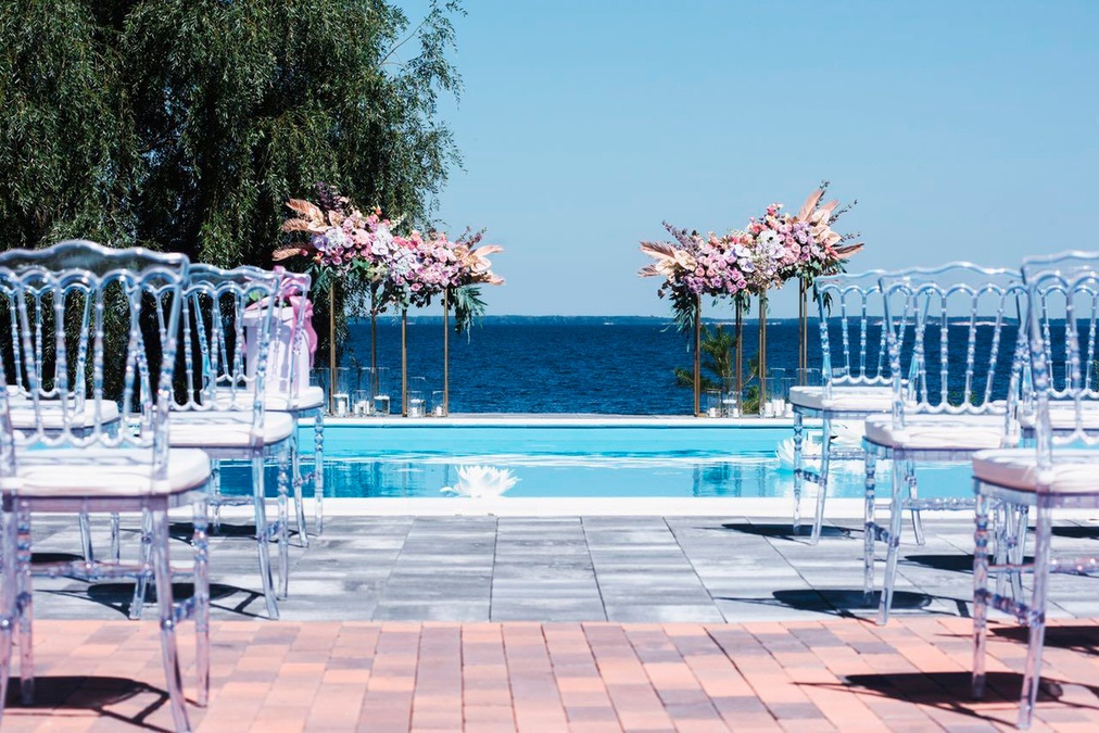 Загородная локация Morewell с отелем