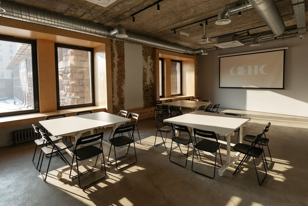 Майданчик для подій книгарні Сенс на Хрещатику