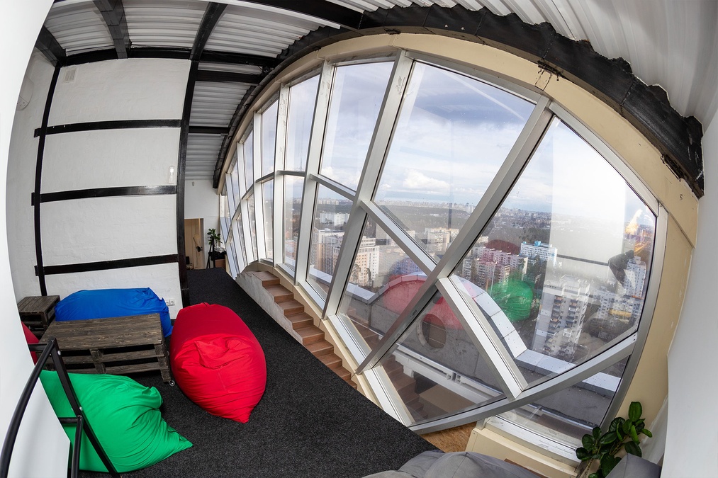 Двоярусний простір з терасою та краєвидом