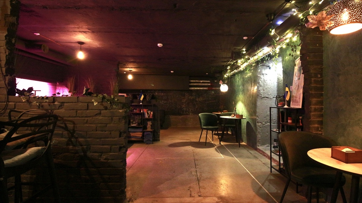 Атмосферное место Chill & Cheers