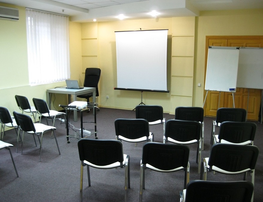 Оборудованный для онлайн-трансляций конференц-зал