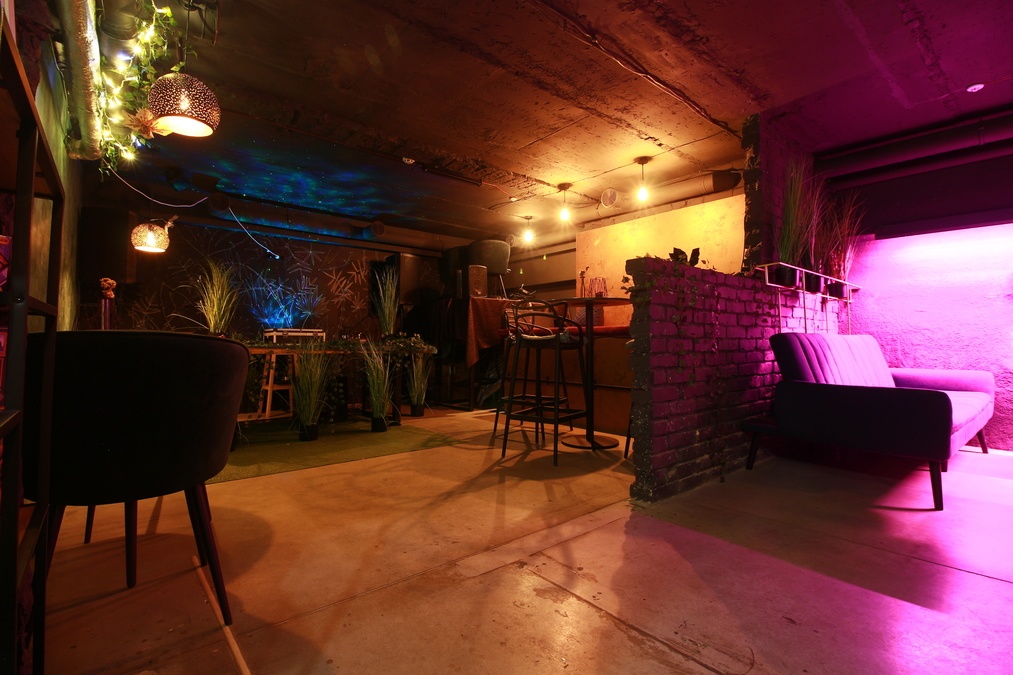 Атмосферное место Chill & Cheers