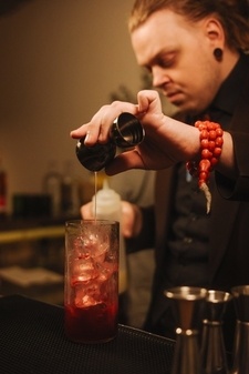 Уютный бар 8/5 в центре для ваших мероприятий