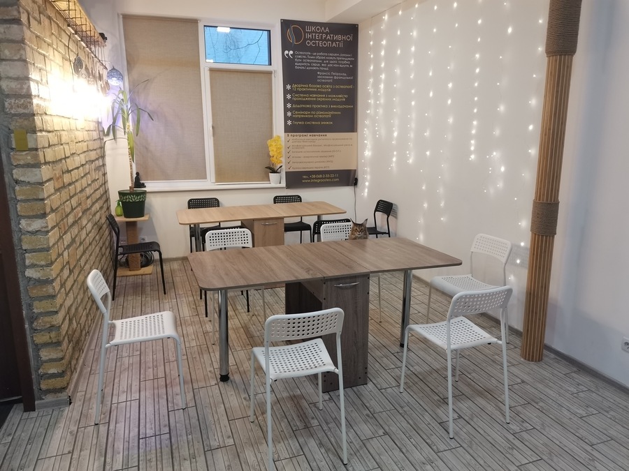 Невеликий зал для тренінгів та семінарів