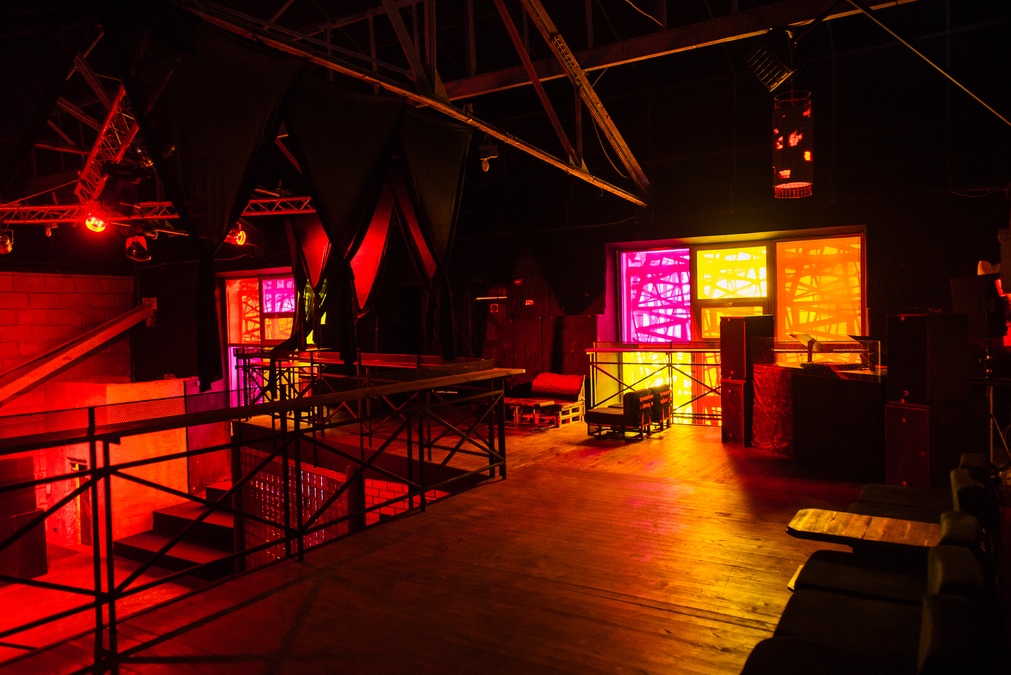 Двухуровневая площадка для ивентов 