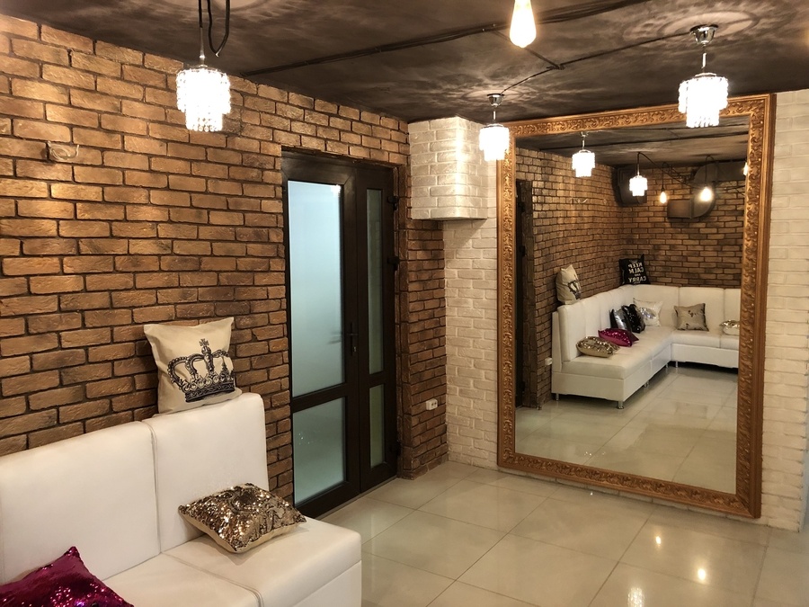 Яркий лофт в танцевальной студии