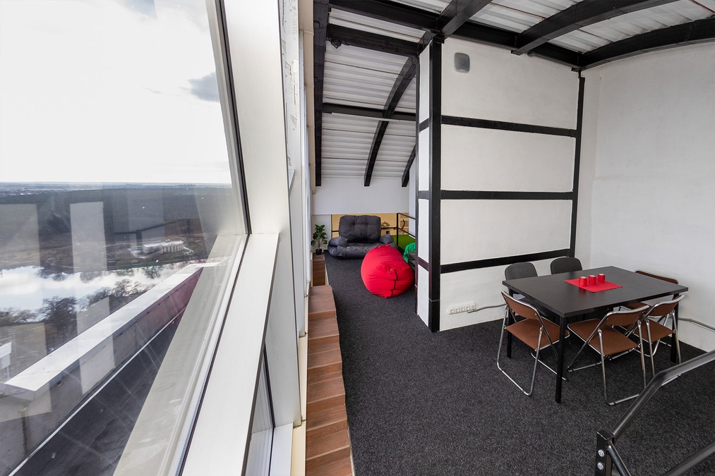 Двоярусний простір з терасою та краєвидом