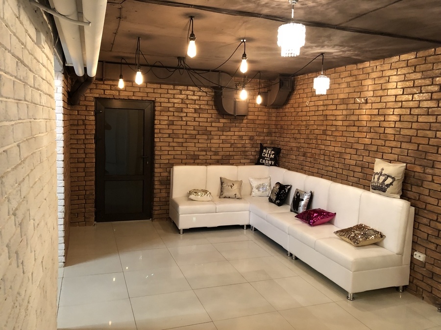 Яркий лофт в танцевальной студии