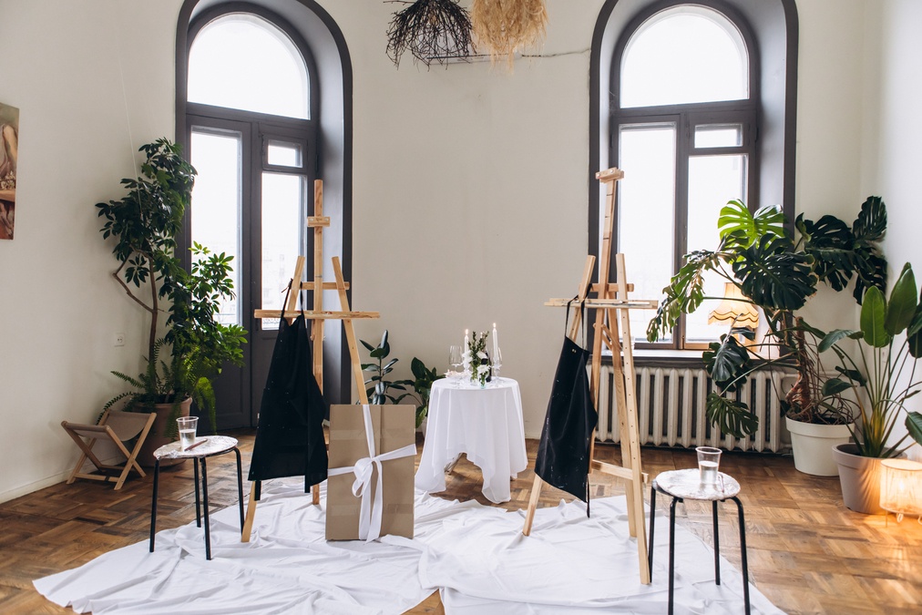 Простір історичного будинку з видом на Софію 